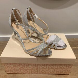 Jewel Badgley Mischka Hunt silver wedge sandals size 8